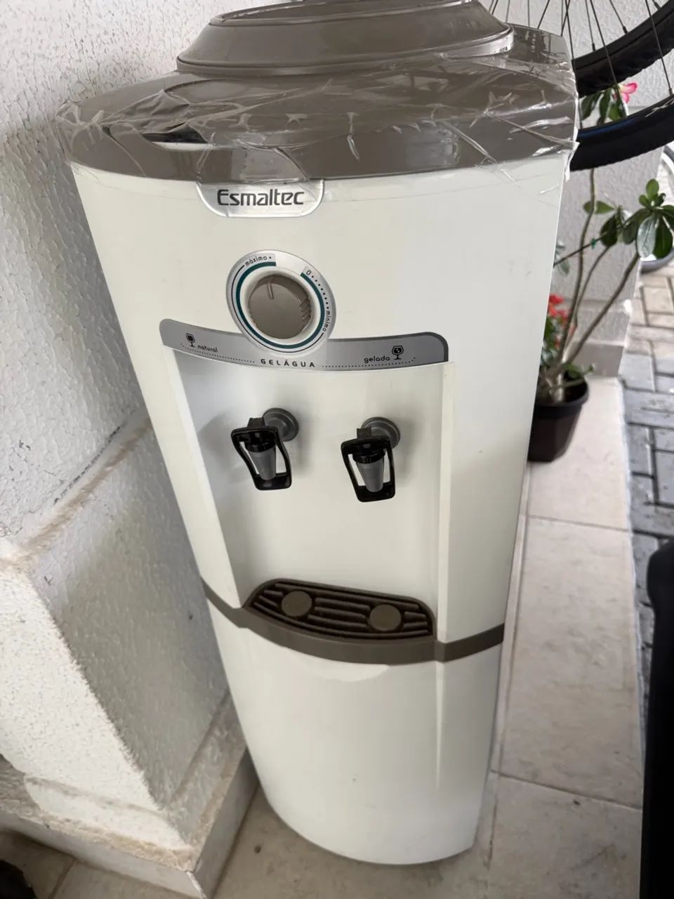 Bebedouro vertical branco 