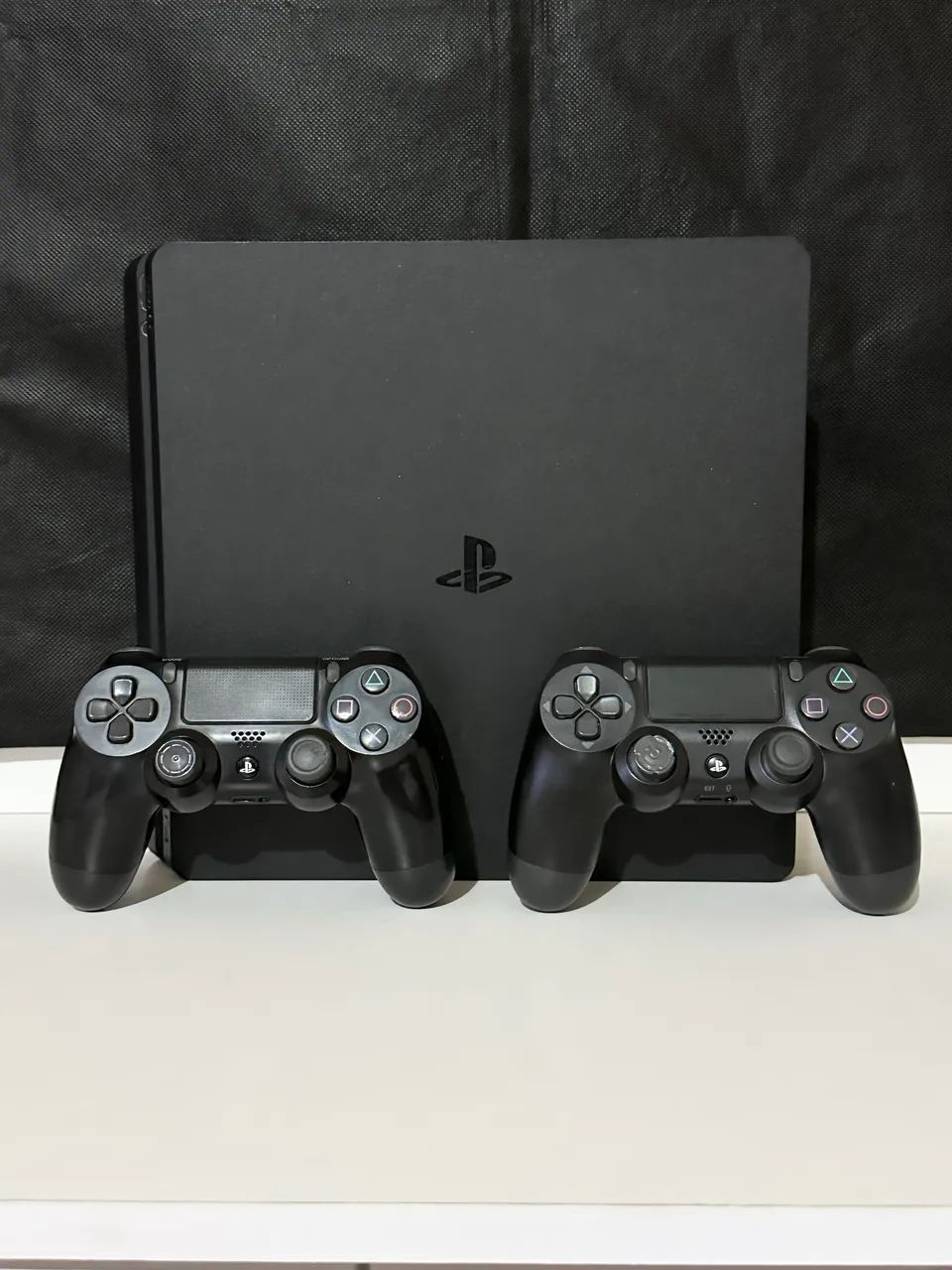 PlayStation 4 slim com 2 controles e jogos