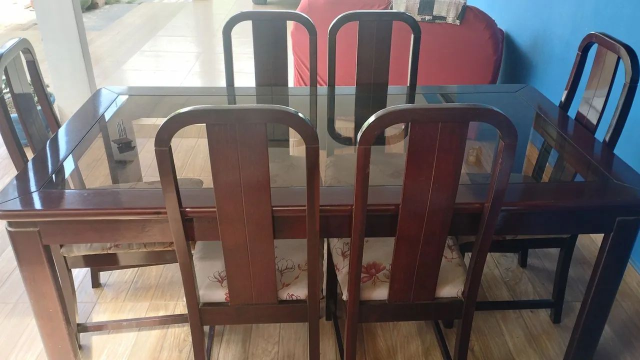 Vende-se mesa de madeira com 6 cadeiras