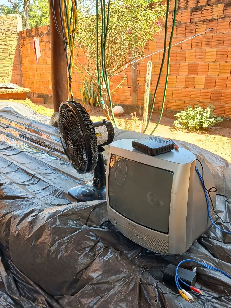 Tv 14 polegadas com conversor e antena e ventilador  - Foto 2