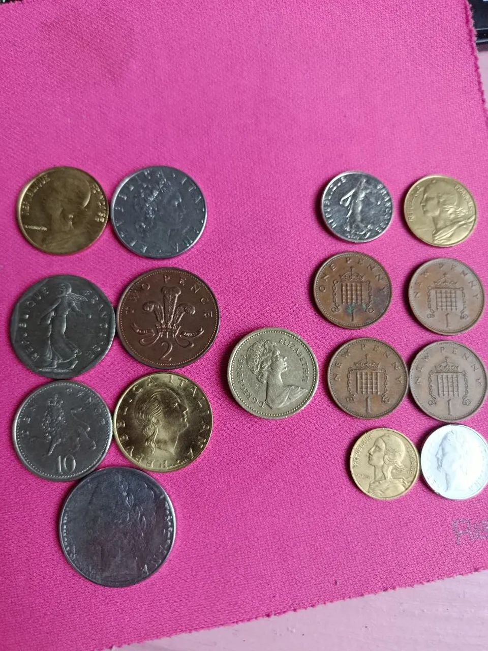 Lote com 24 Moedas Estrangeiras