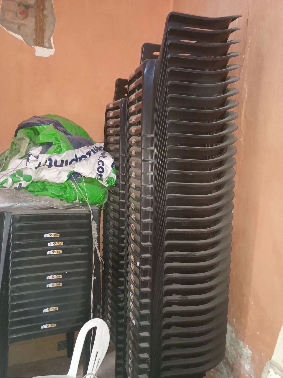 Mesa e cadeiras de plástico reforçadas 