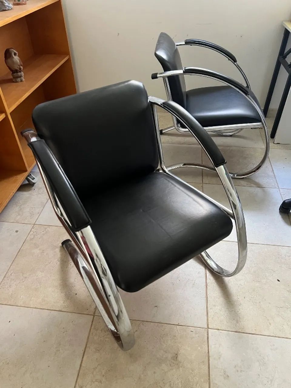 Duas Cadeiras / Poltronas Escritório - Couro - Foto 3