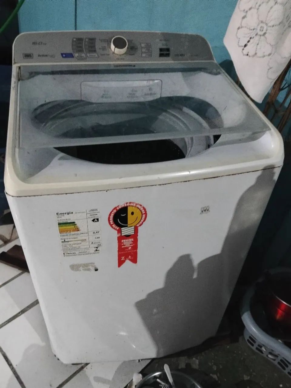 Vendo uma máquina de lavar com defeito 