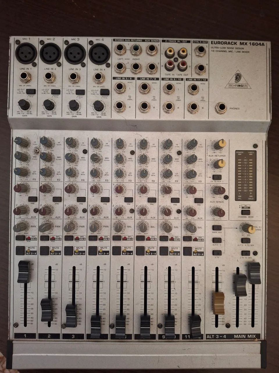 Mesa de som Behringer MX 1604A