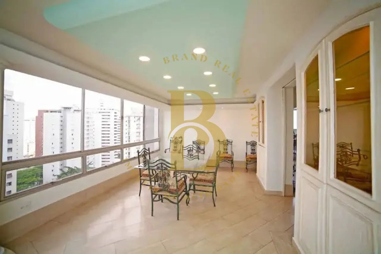 Cobertura à venda com 360 m² e 4 quartos na Aclimação.