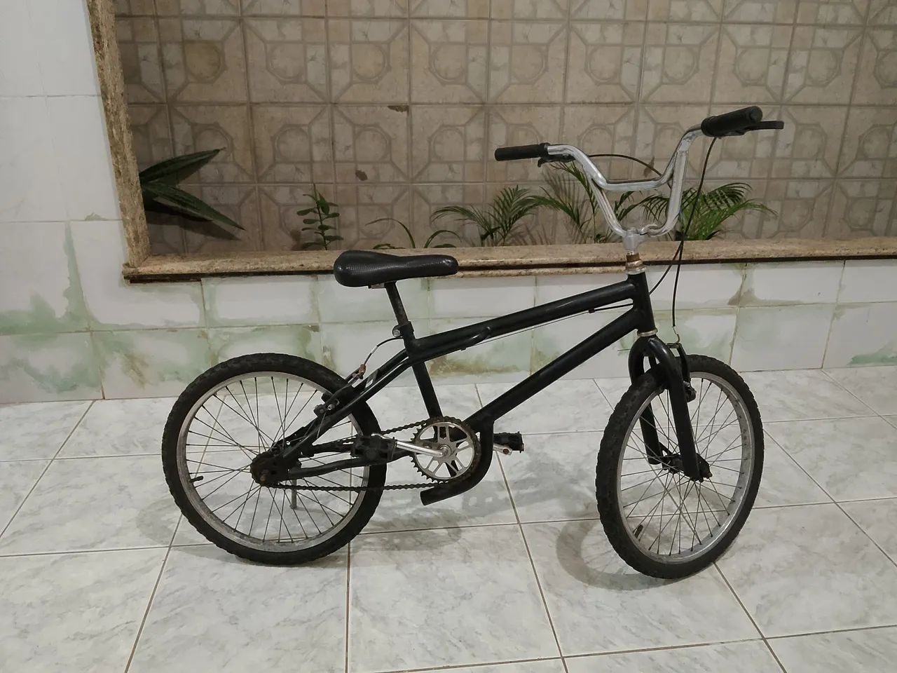 Vendo bicicleta BMX preta 