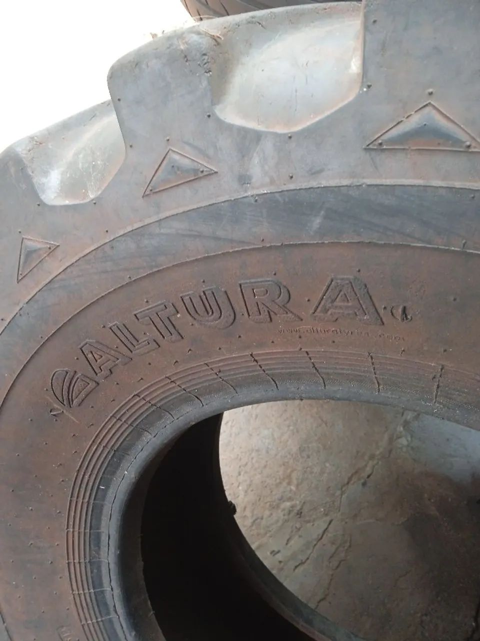 Vendo pneu de trator 