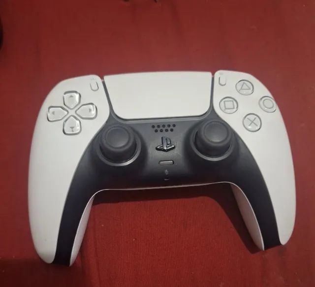 2 manetes de ps5 dualsense com base de carregamento.