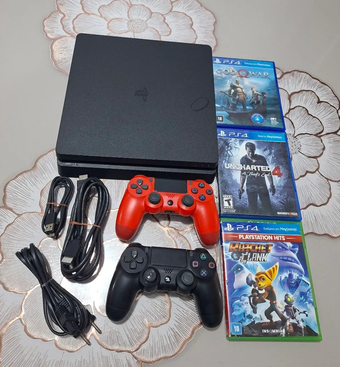 Vendo esse PS4 com 2 controles + 3 Jogos