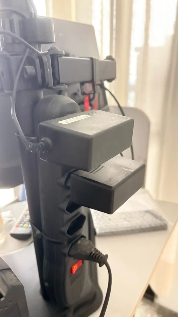 Dois monitores 24? com cabos e suporte articulado - Foto 3