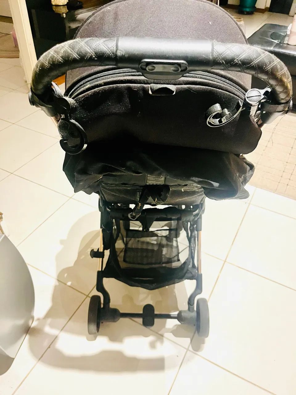 Carrinho de bebê importado e dobrável. 