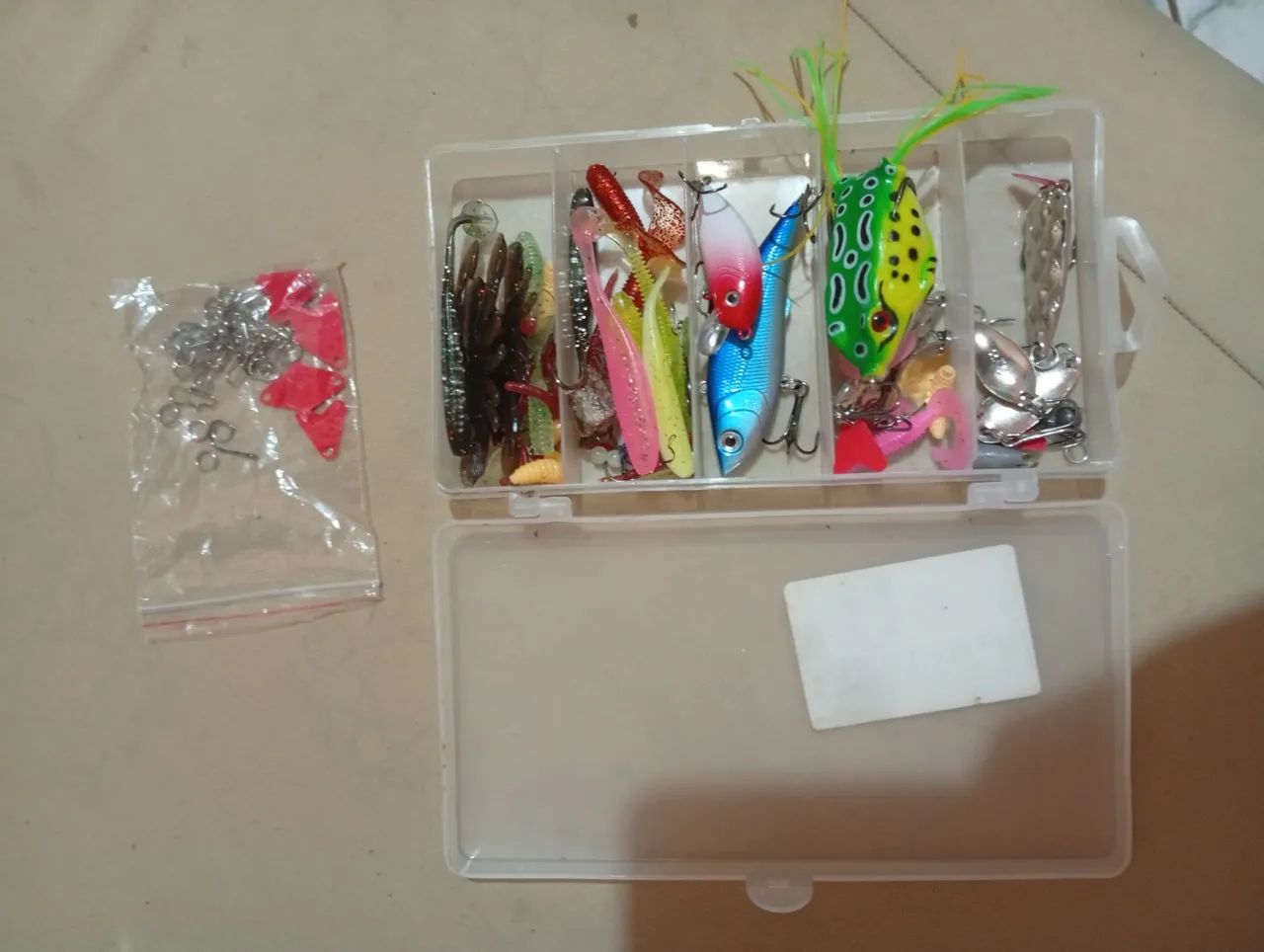 Vara molinete mais kit de iscas e anzóis  - Foto 3