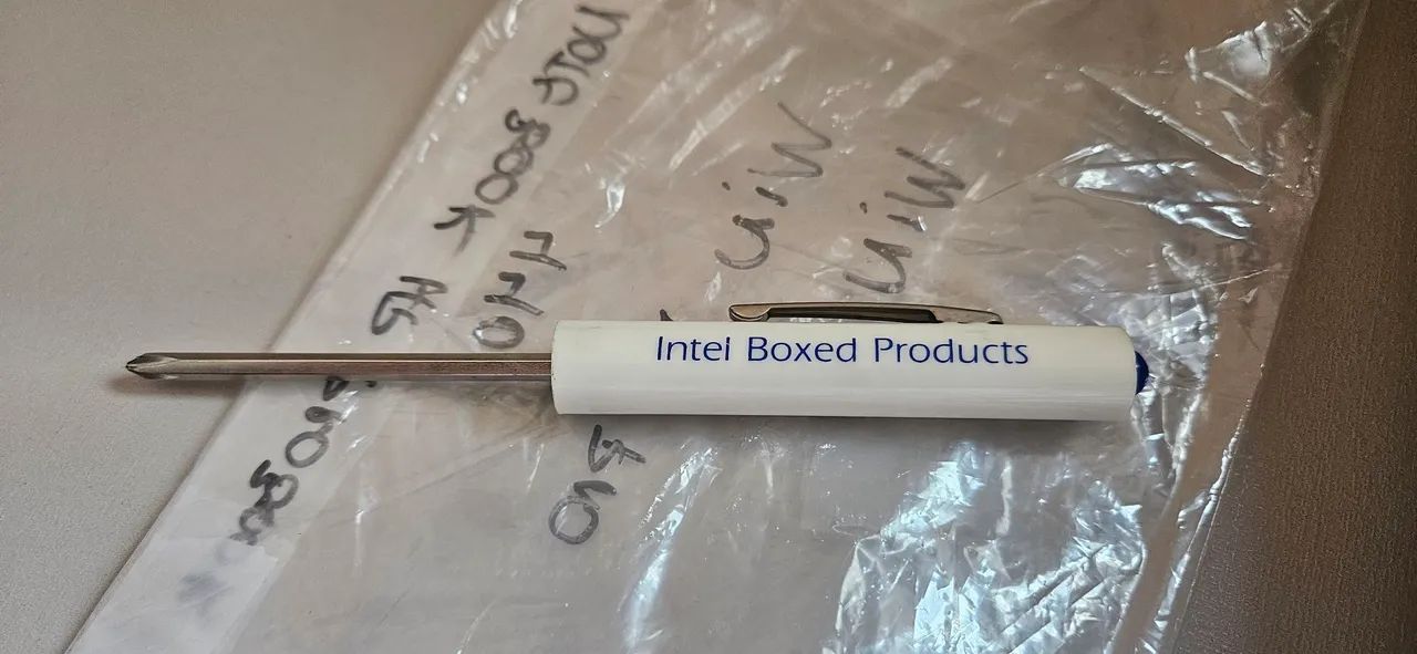 pequena chave de fenda promocional da marca Intel