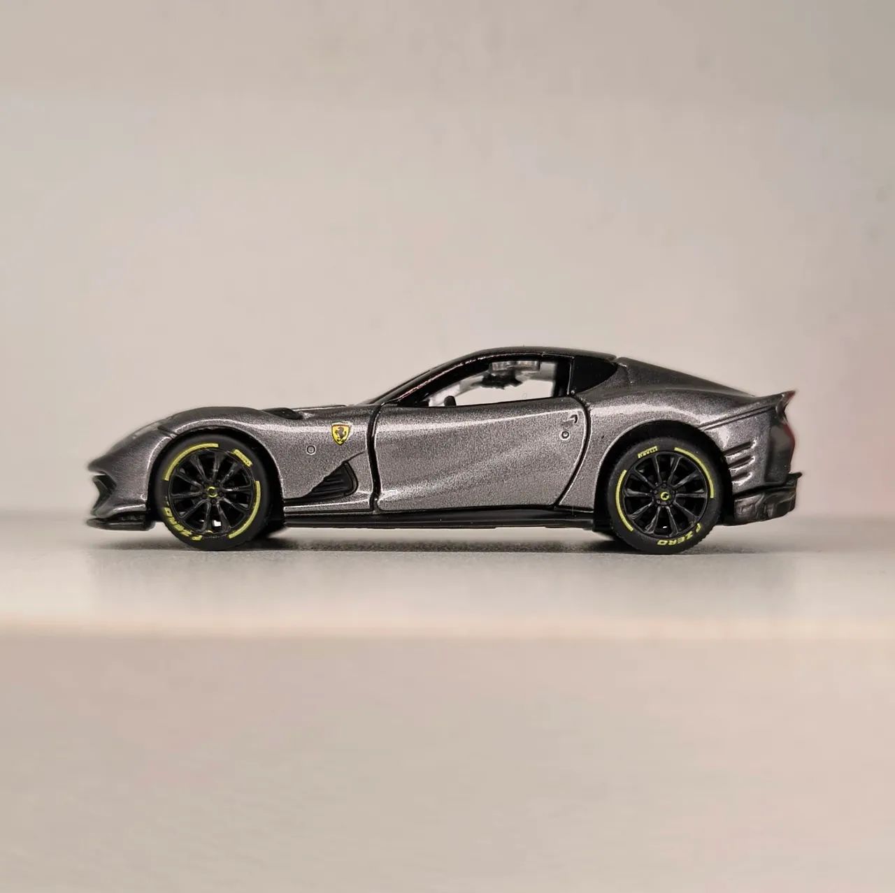 Miniatura Ferrari Bburago 812 Competizione 1:64 tamanho Hotwheels - Foto 4