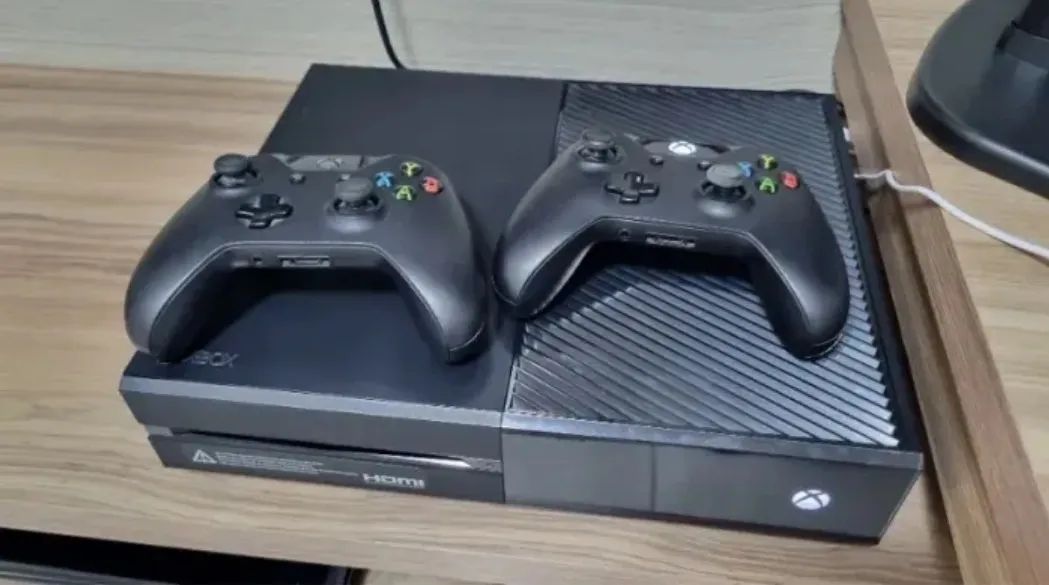 XBOX ONE COM 2 CONTROLE