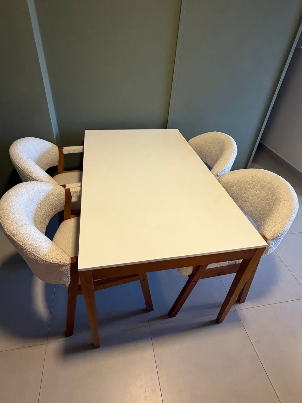 Mesa de Jantar Tok&Stok + 4 Cadeiras Estofadas Bouclé - R$ 2.300
