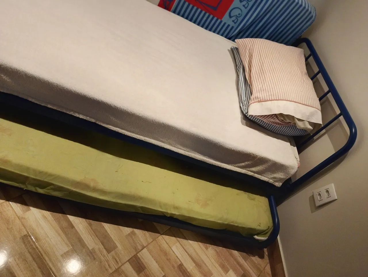 Cama com bicama e colchões  - Foto 3