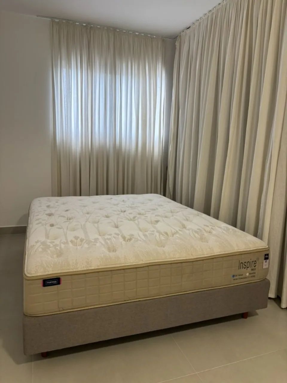 Cama e colchão Mannes Queen Bem novo