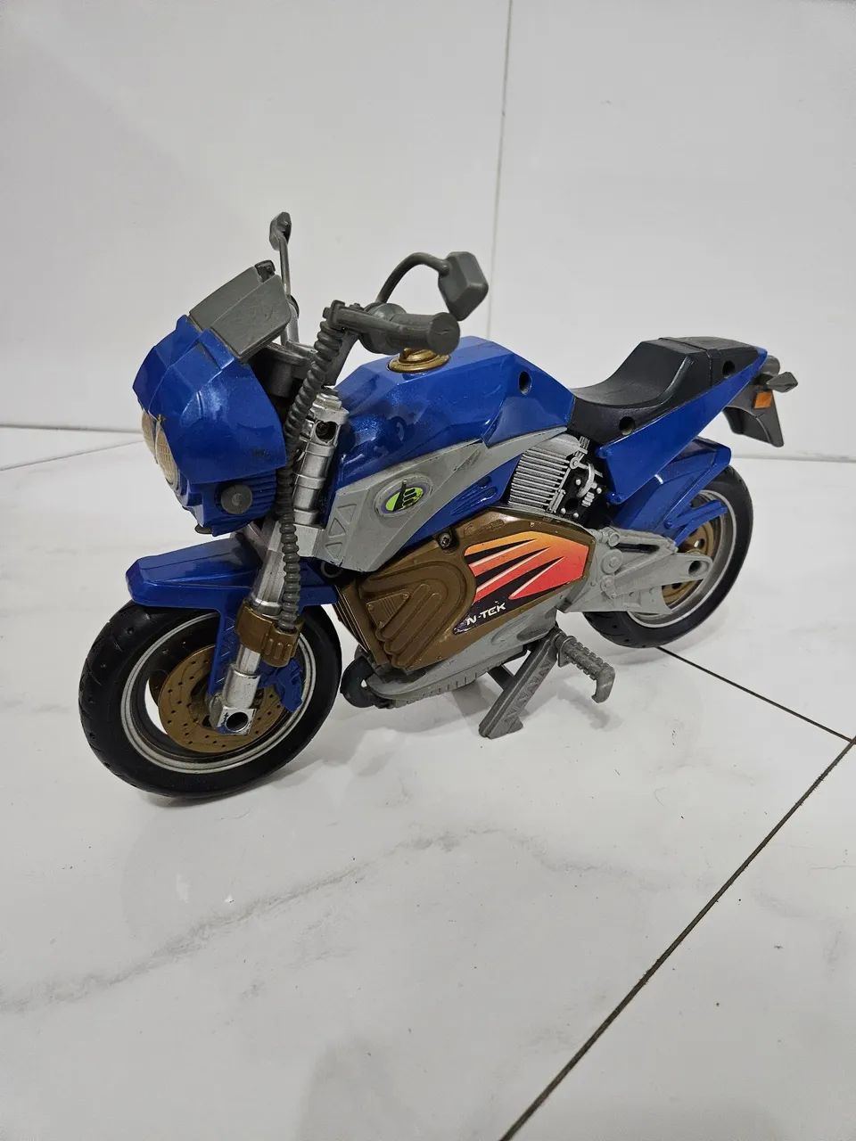 Moto azul Max Steel com farol funcionando - Foto 2