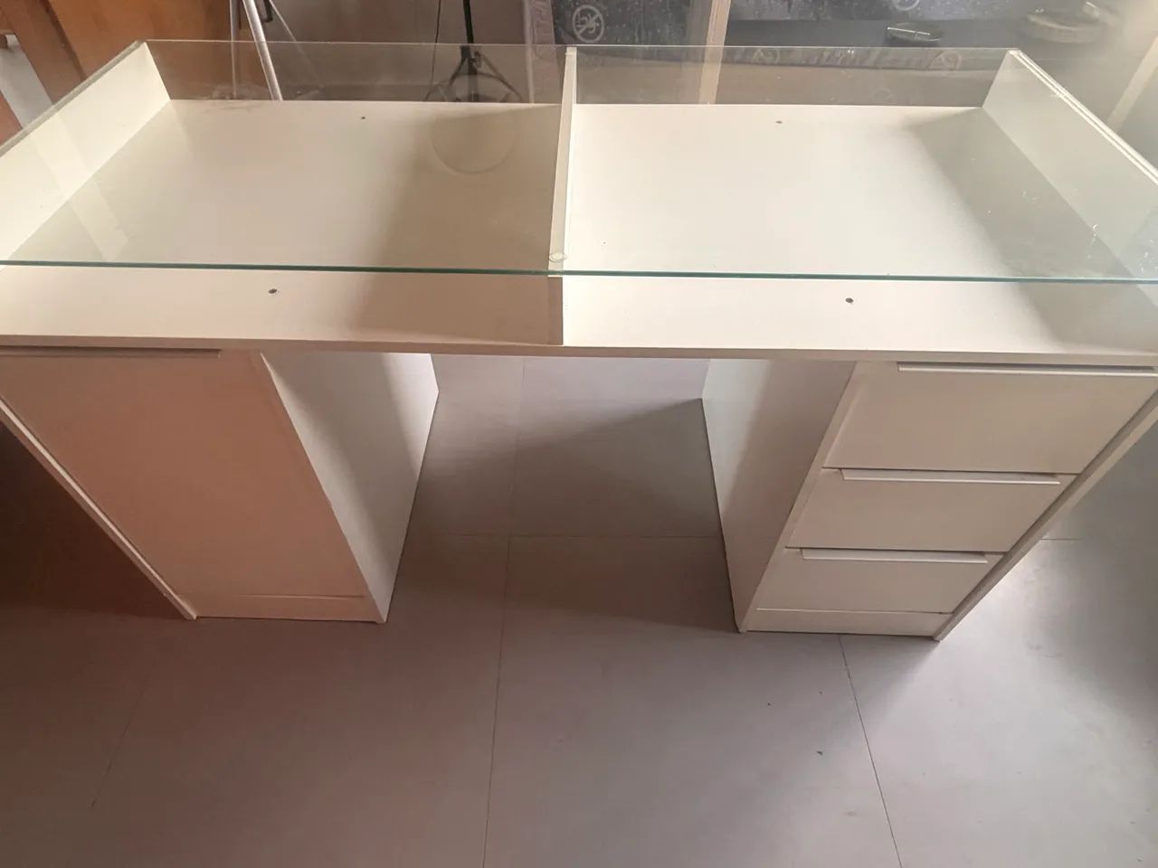 Mesa de Trabalho Branca com Tampo de Vidro e Gaveteiro - Foto 2