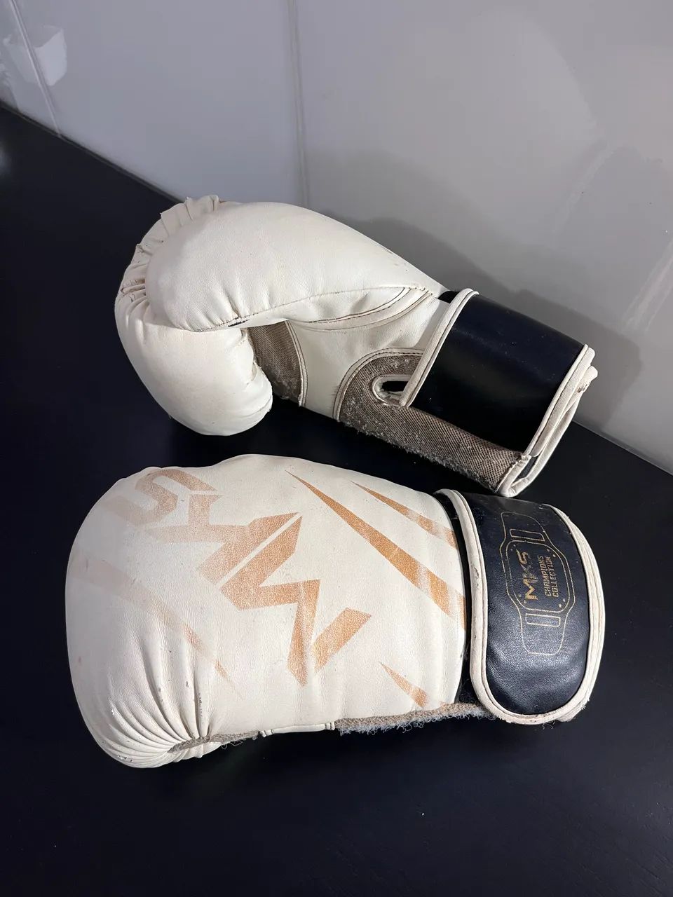 Luva de Boxe MKS Combat Branca e Dourada