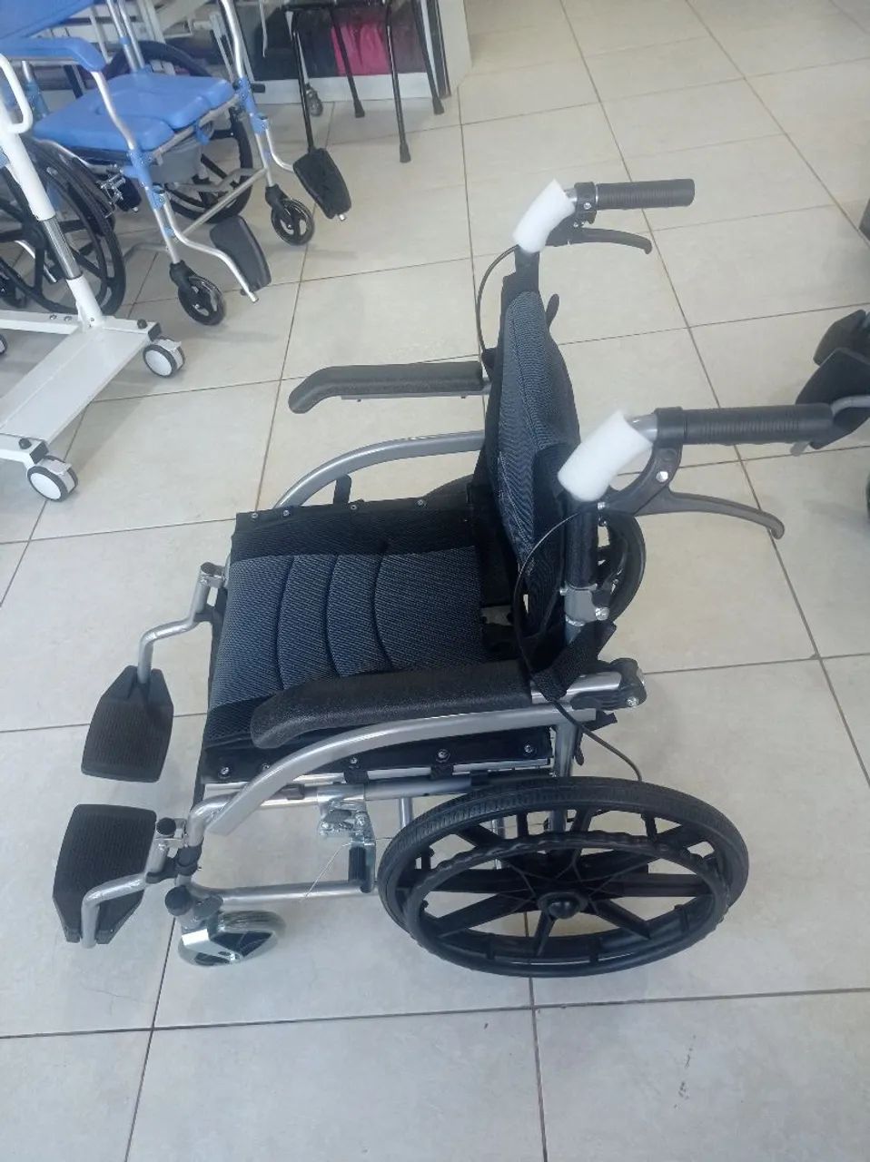 Cadeira de rodas compacta(nova sem Uso)  - Foto 2