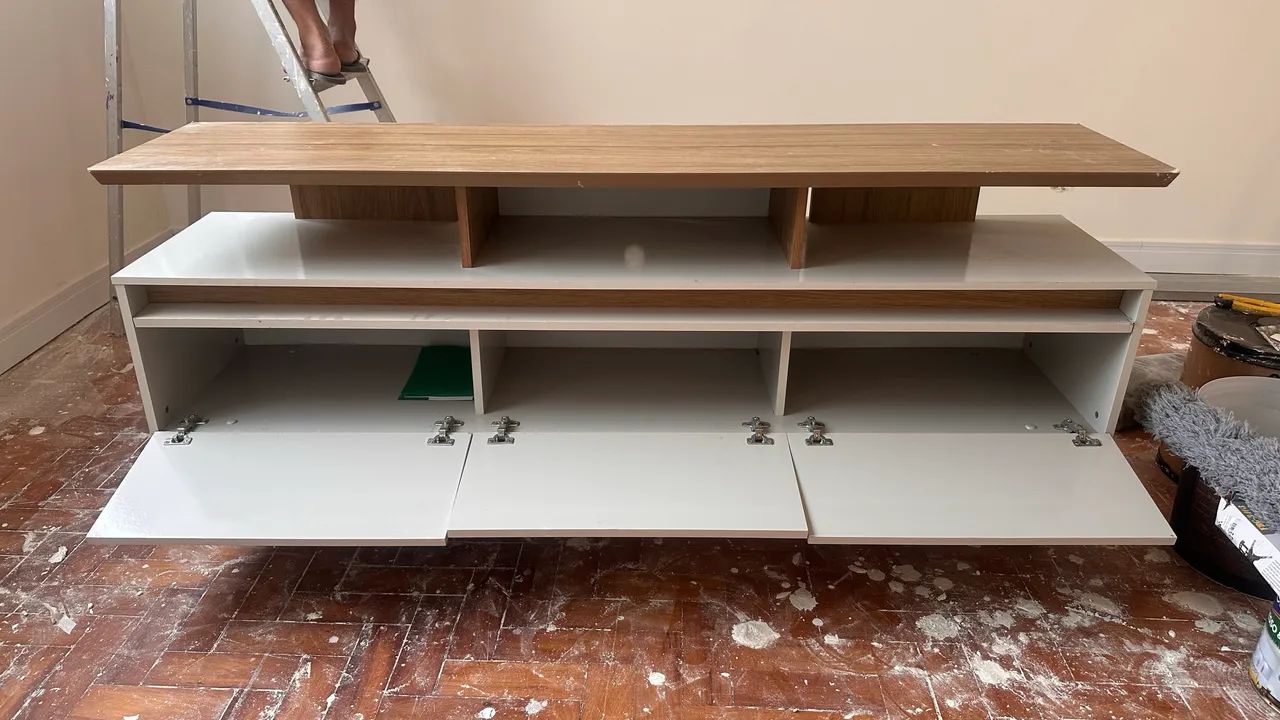 Rack para TV branco e amadeirado com 3 portas - Foto 3