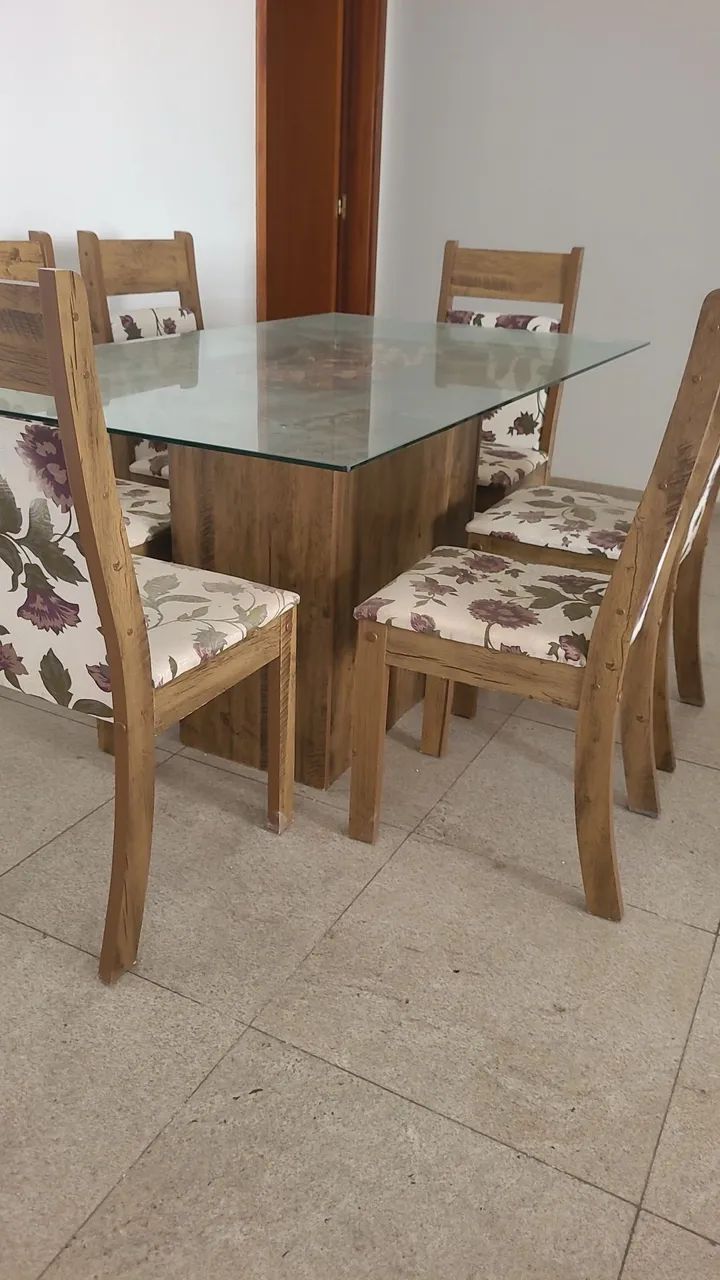 Vendo mesa de vidro com 6 cadeiras seminova  - Foto 3