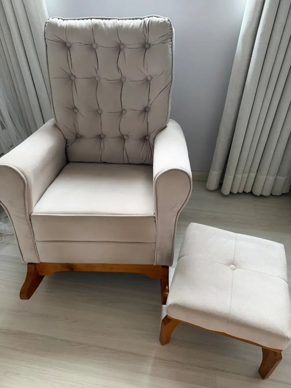 Poltrona Paris Amamentação com Balanço e Puff