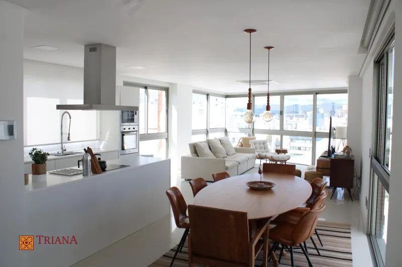 APARTAMENTO FINAMENTE DECORADO EM LOCALIZAÇÃO PRIVILEGIADA NO CENTRO DE FLORIANÓPOLIS