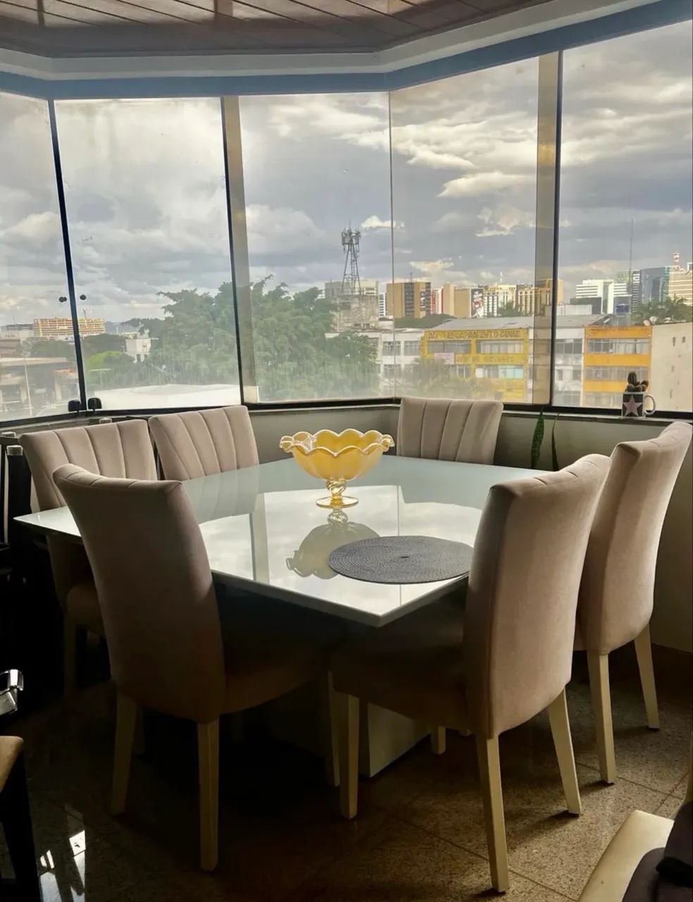 Vendo mesa 1,50cm x 1,50cm com 6 cadeiras.  - Foto 3