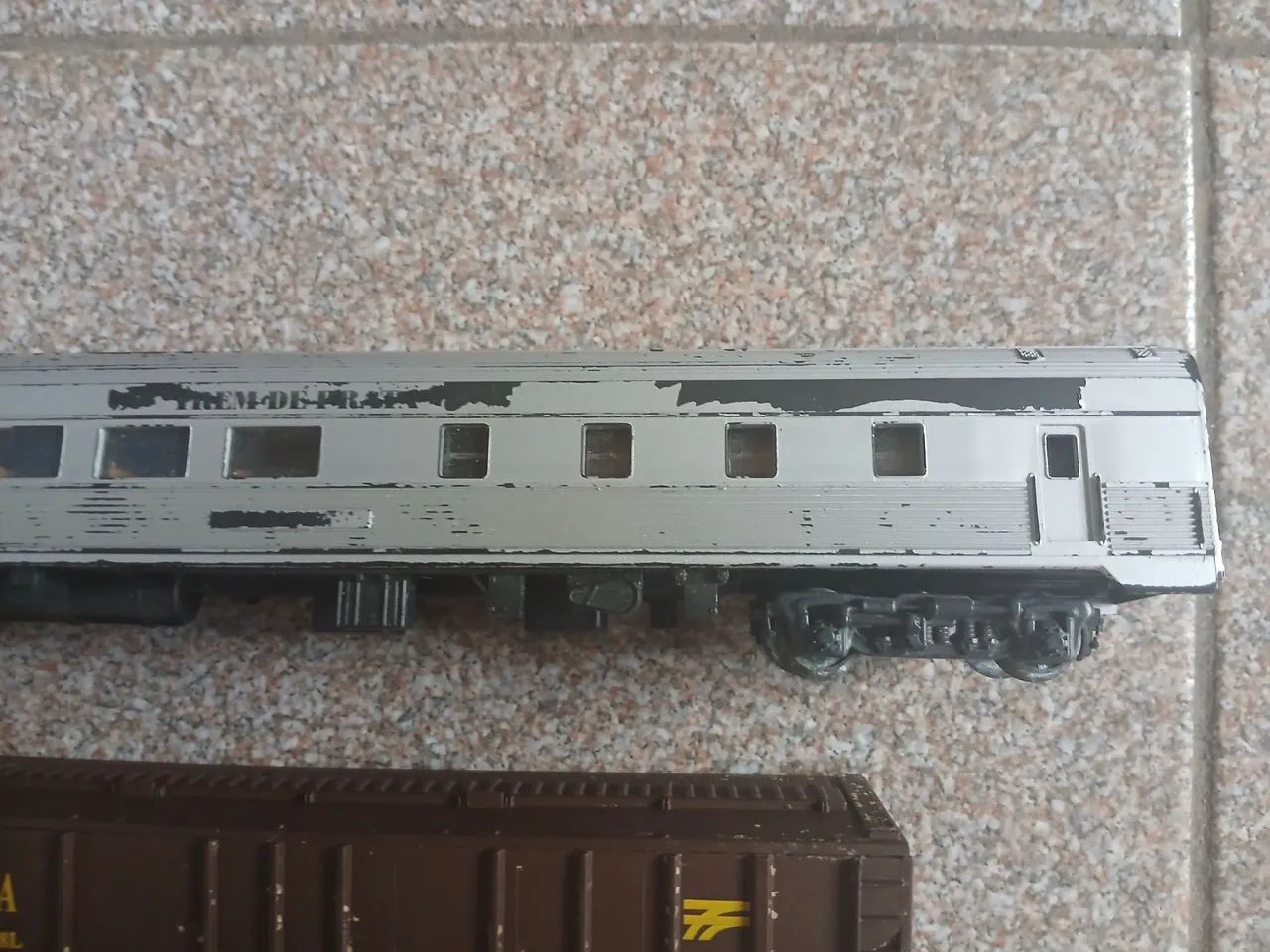 VENDO 3 VAGÕES DE CARGA E 1 CARRO DE PASSAGEIROS COMO SUCATA - Foto 2