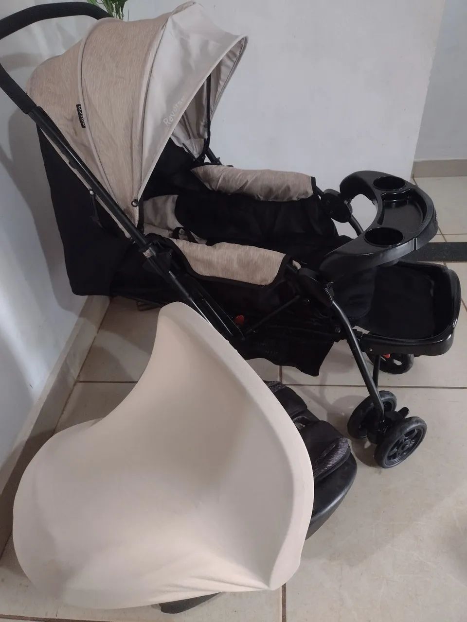 Carrinho com bebê conforto 