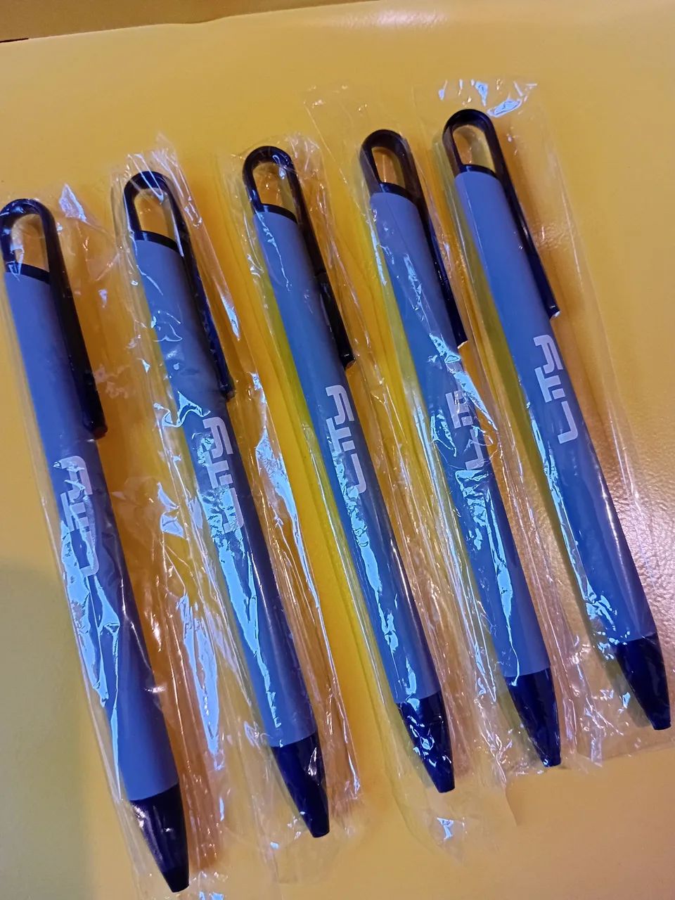 Kit 5 Canetas Plastica LTY cor cinza - Foto 4