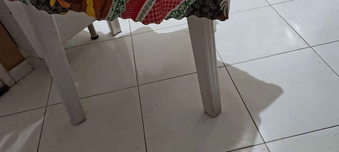 4 Cadeiras de Plástico + Pés de Mesa de Brinde - Bom Estado