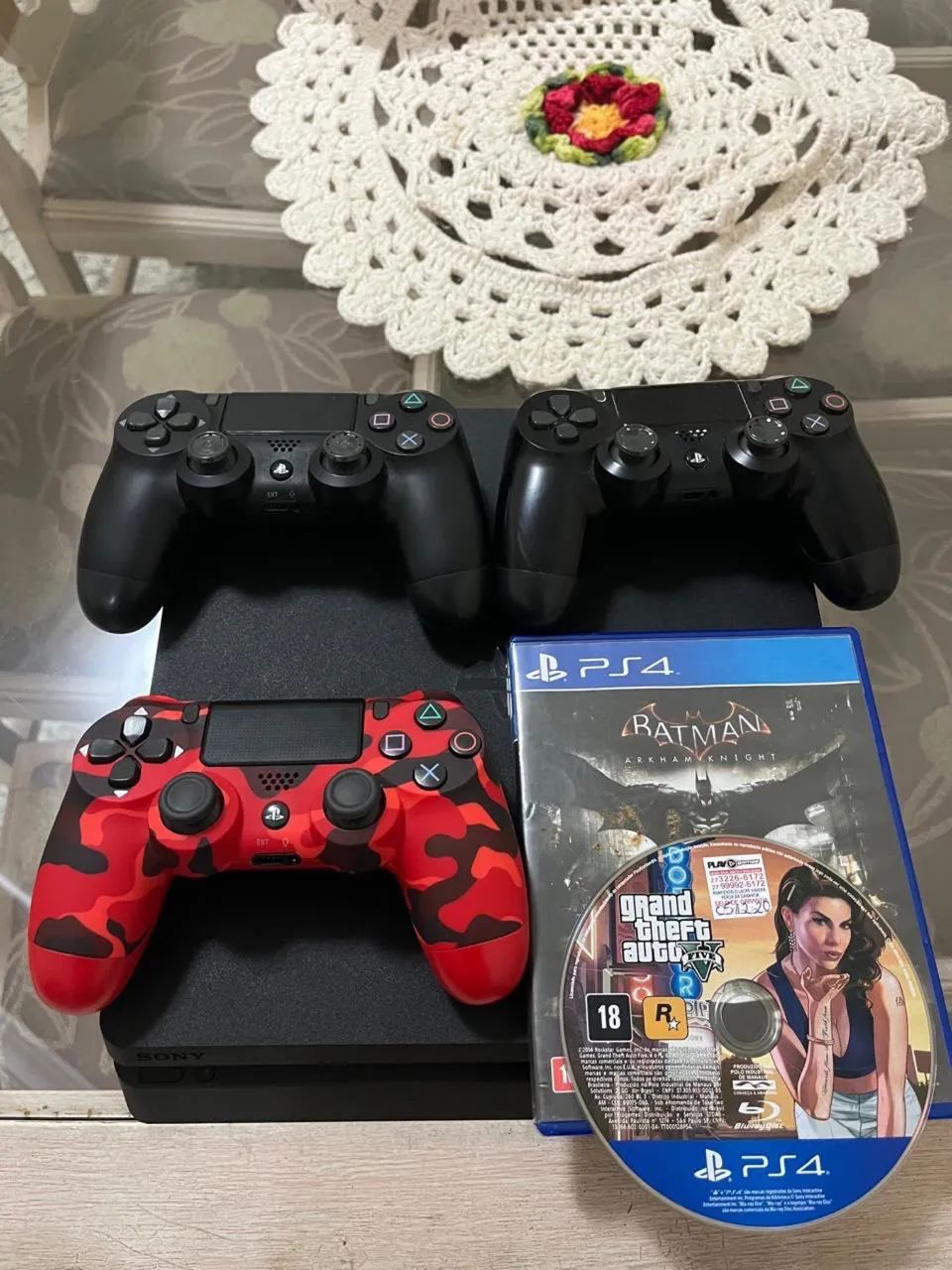 PS4 com 3 controles 