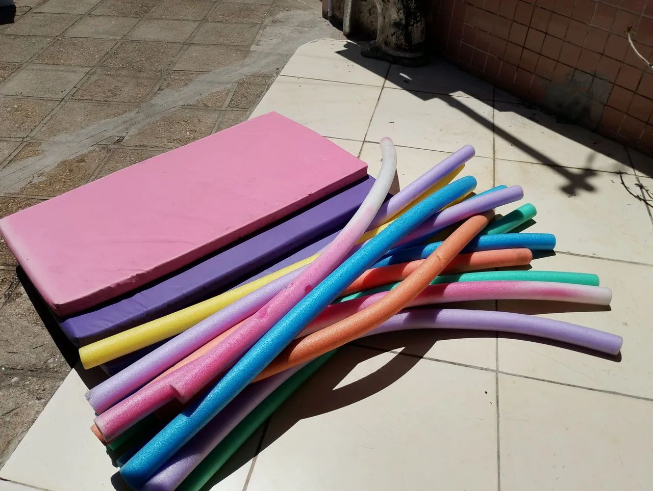 Colchonetes e Macarrões de Piscina - Ótimo Estado (Liquidação) - Foto 2