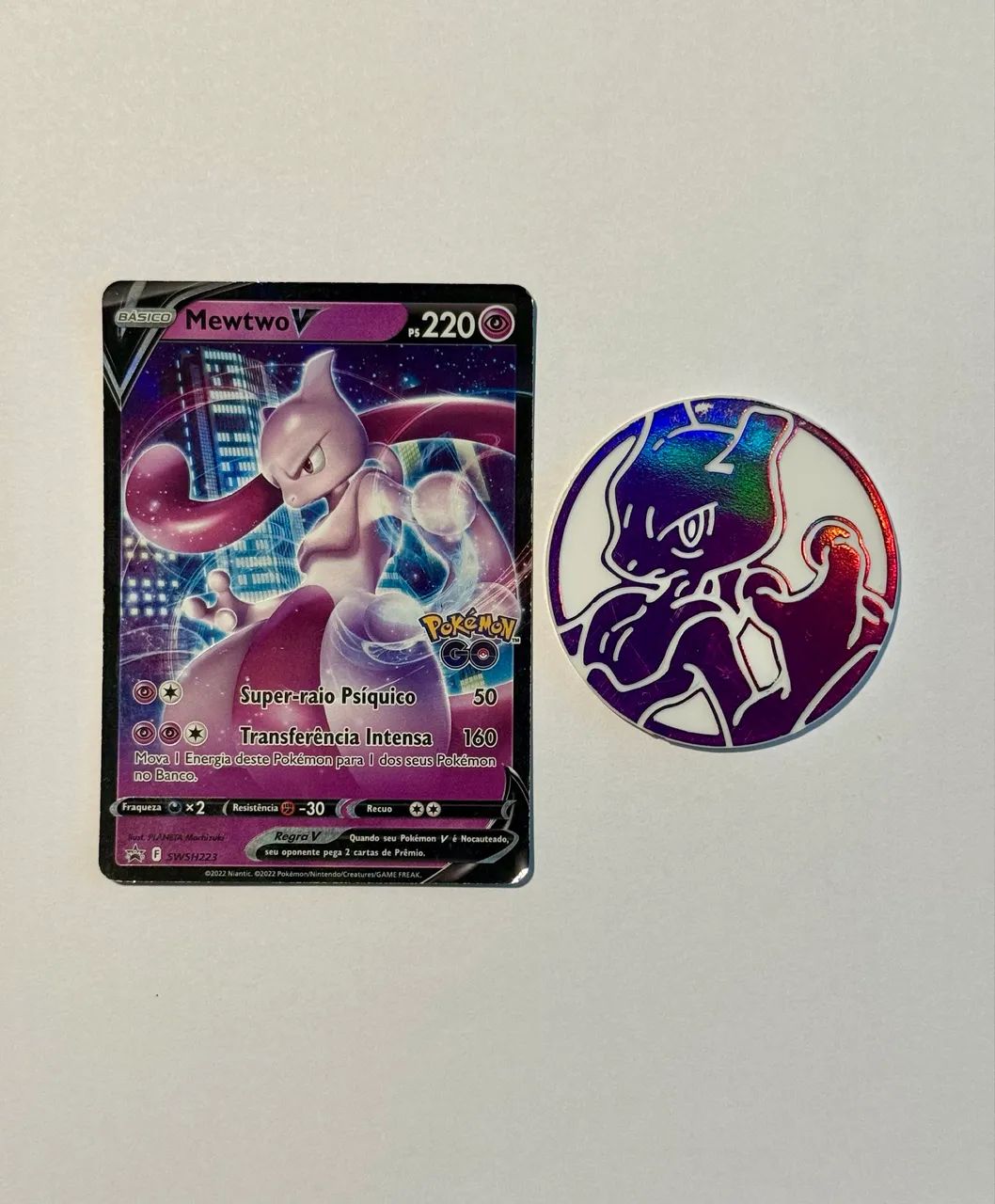 Carta Pokémon MEWTWO V com moeda