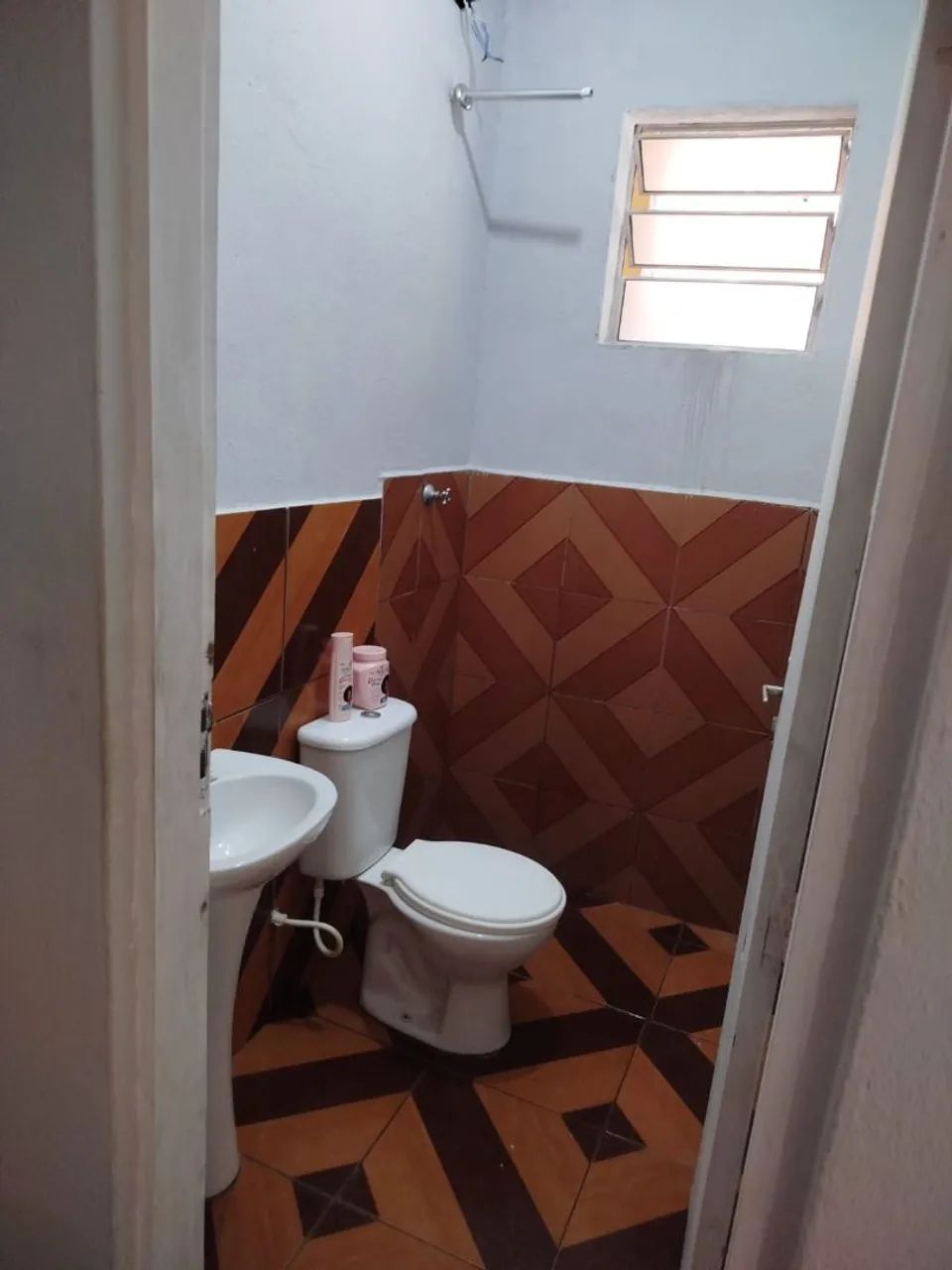 Aluga-se casa 2 cômodos com banheiro - Foto 2