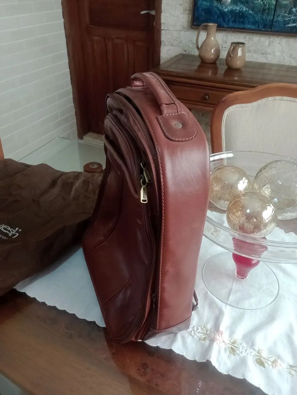 Mochila em couro legítimo bennesh nunca usada. 0km