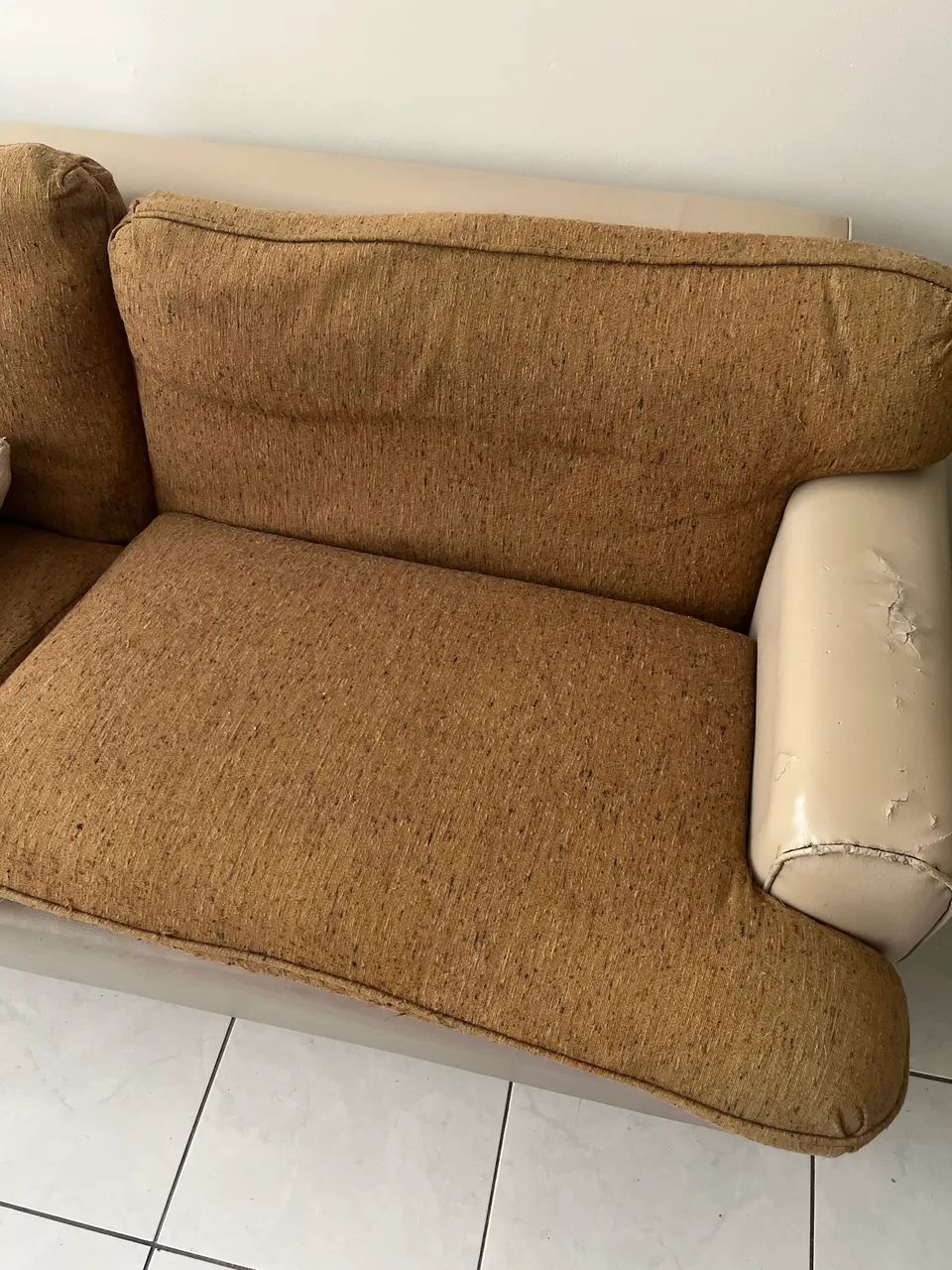 450 para vender logo! Vendo sofá 2,40 comp madeira maciça raridade base perfeita  - Foto 5