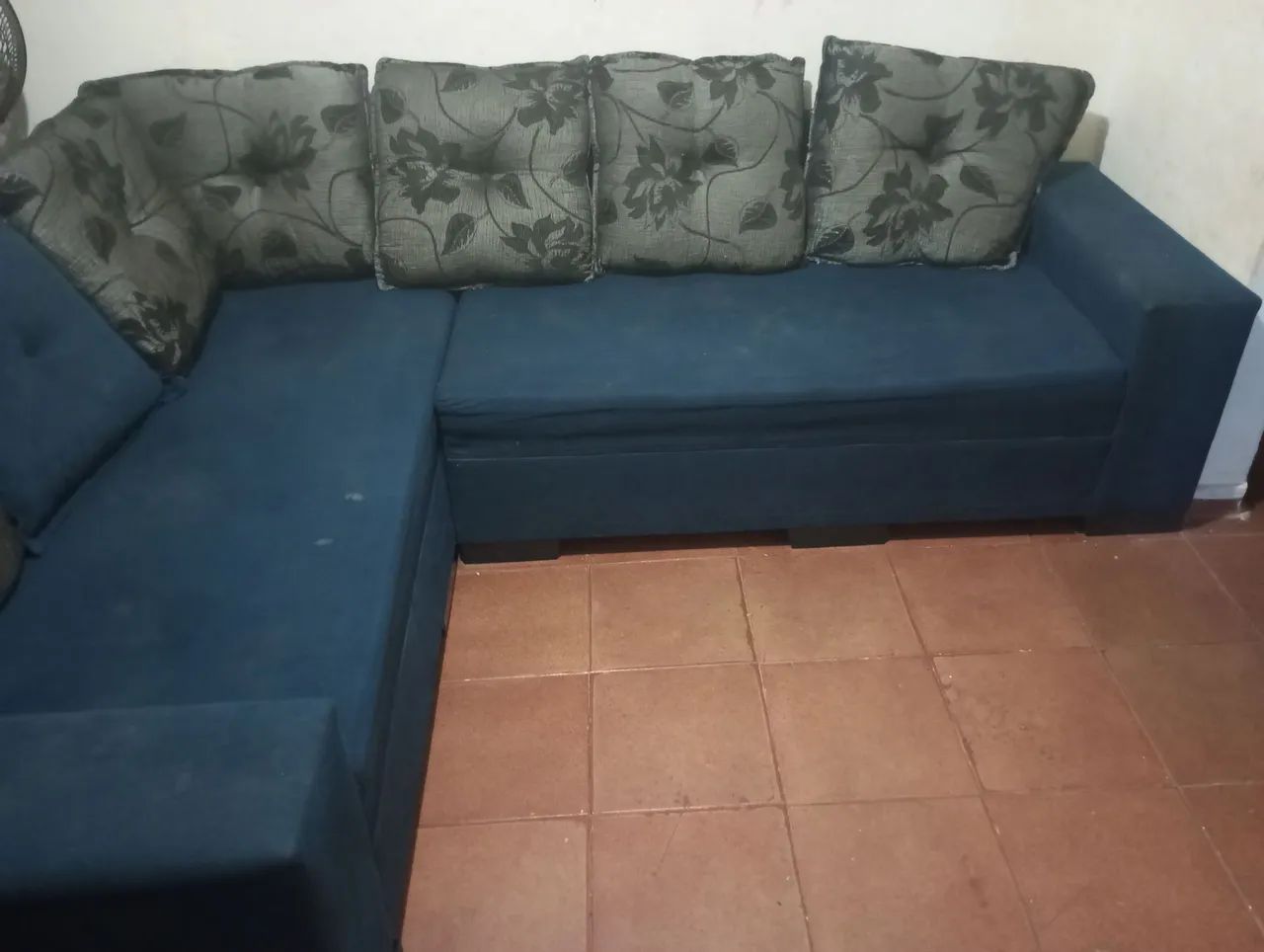 Vendo sofá de canto de 6 lugares puff de brinde ZAP  *