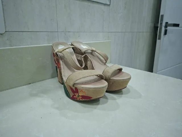 Sandália bordada Arezzo Tam 38 - Foto 5