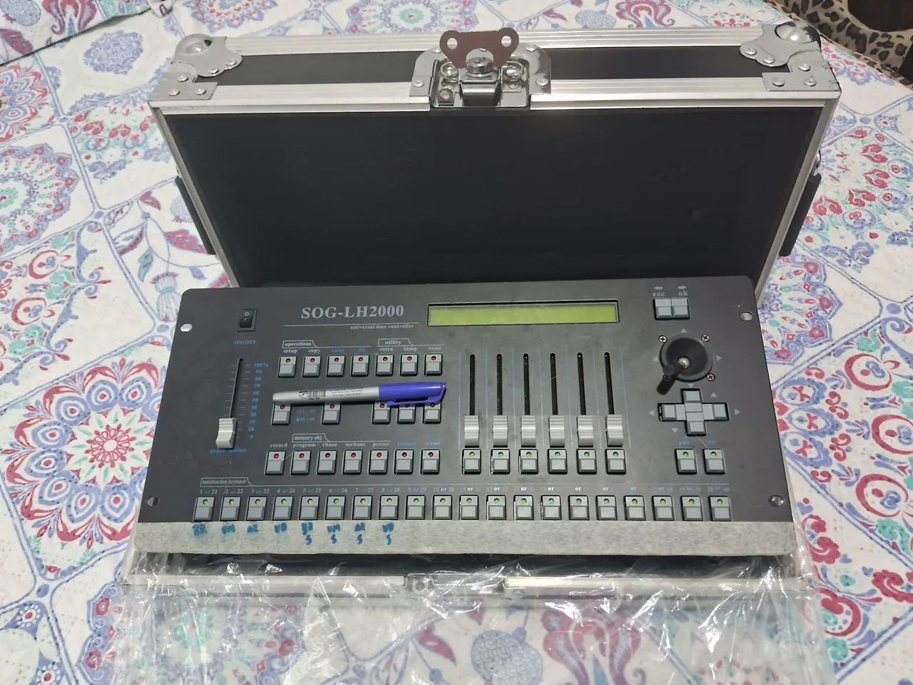 Vendo Mesa de Luz Pilot 2000, 10  refletores par lead e 1 mini moving head light.