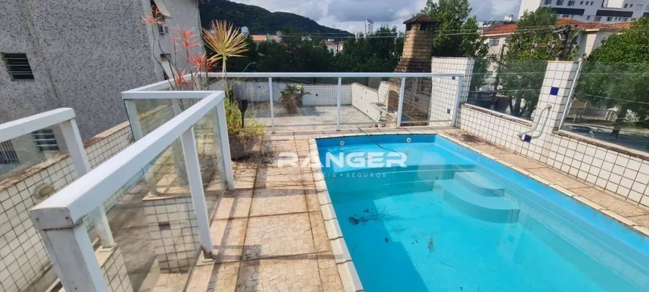 Casa com piscina três suítes e aceita permuta