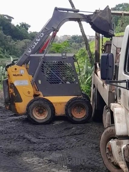 Mini carregadeira volvo mc80 - baixei pra vender rápido  80mil  - Foto 2