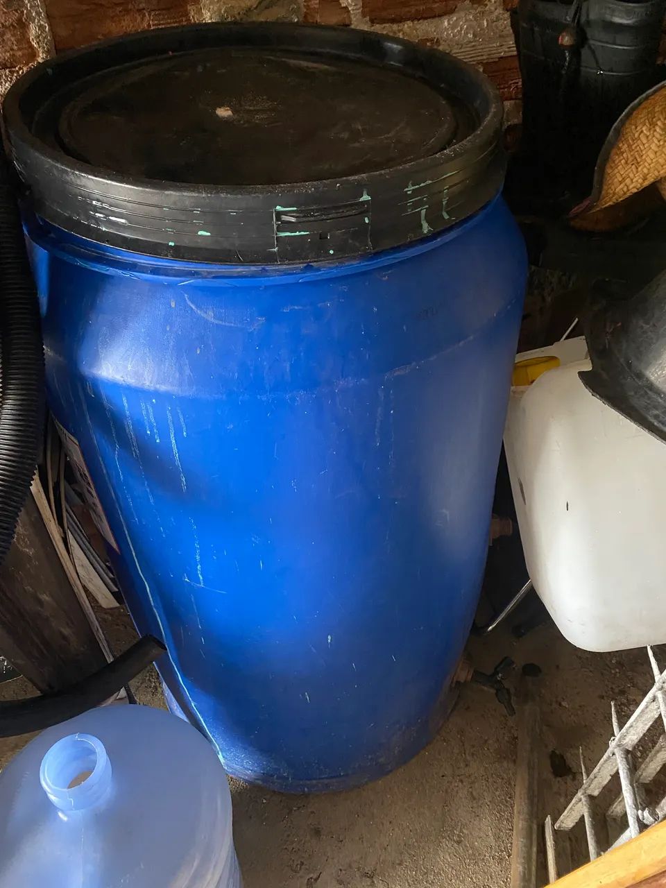 Tonel de 200 litros com torneira  e boia 