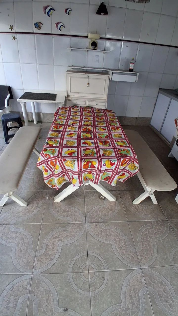 Mesa em madeira maciça com bancos acolchoados 