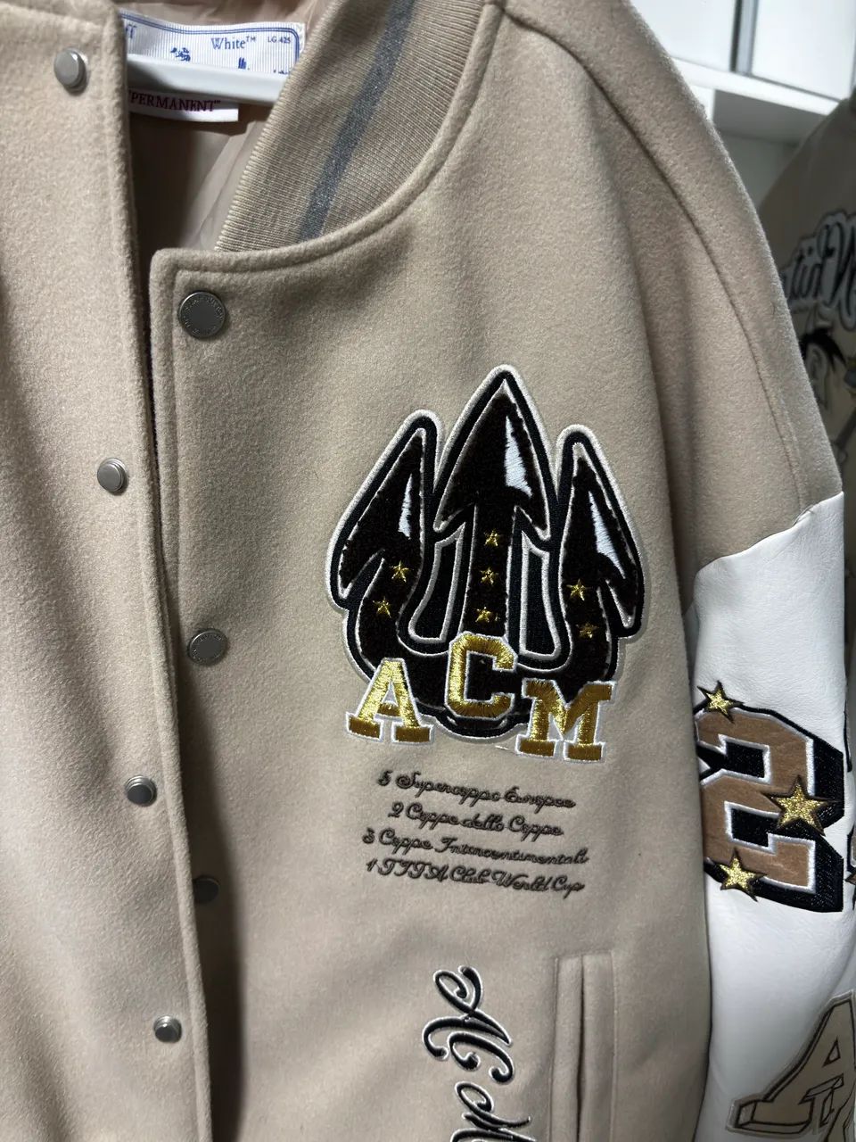 JAQUETA VARSITY OFF WHITE X AC MILAN - Foto 4